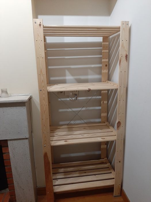 Estante grande de madeira