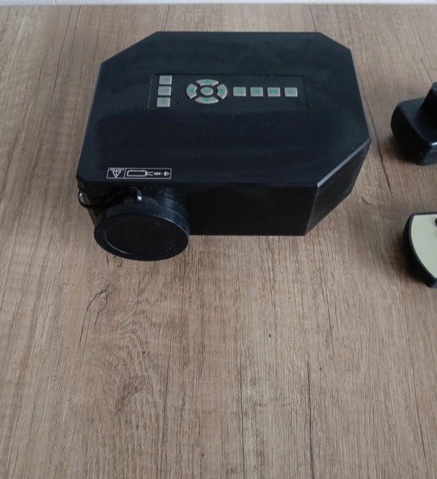 Mini projektor do kina domowego