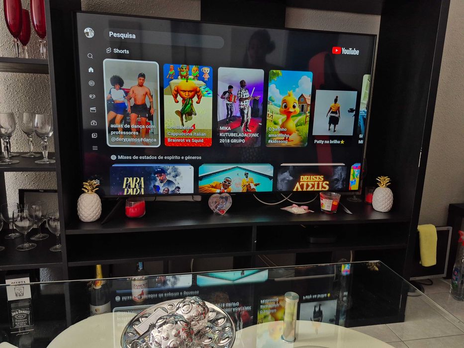 Cama mesa de centro e TV