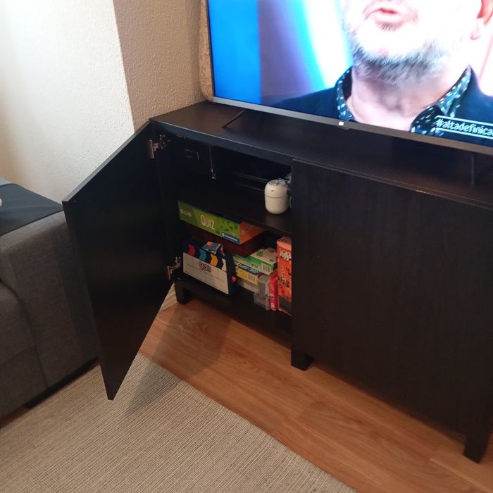 Móvel TV com portas de abrir e prateleira