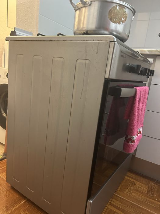 Fogao de gas  com forno,anbos funcionam perfeitamente bem e com muito pouco tempo de uso