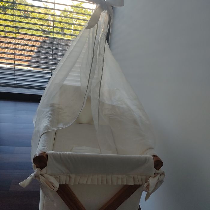 Berço em madeira e pique, com dosel