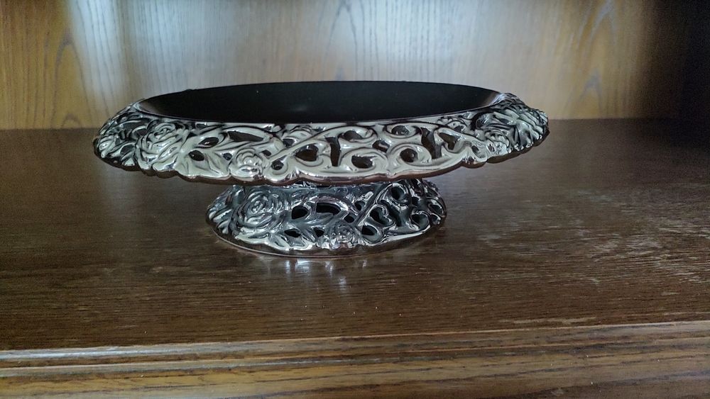 Patera w kolorze srebrnym, Misa na podstawie