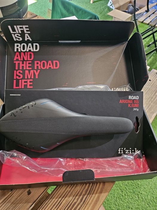 Selim bicicleta estrada Fizik novo