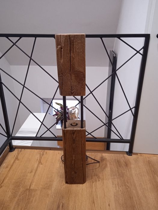 Lampa stojąca loft ze starej belki.