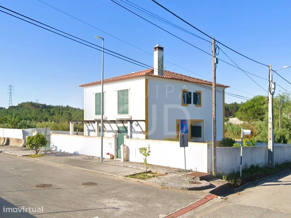 Terreno com projeto aprovado para Moradia, em Alcoentre — Alcoentre, Lisboa