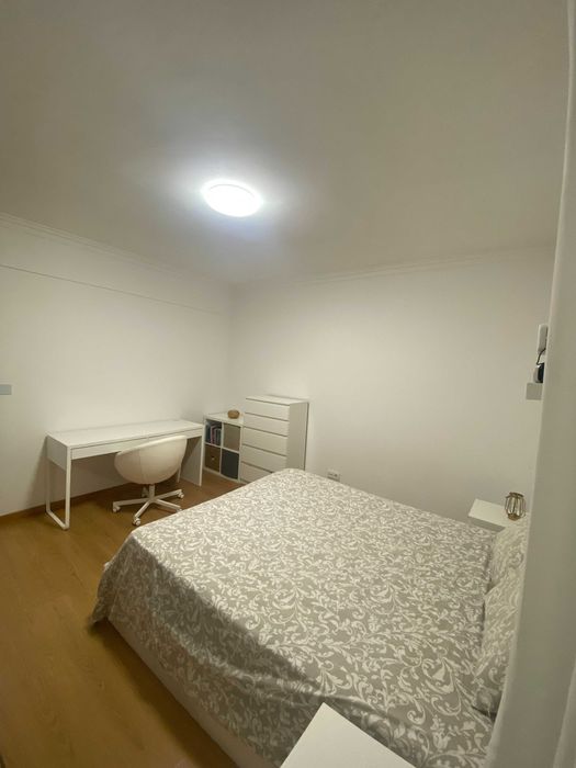 Quarto espaçoso com despesas inclusas