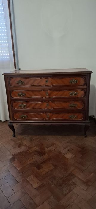 Cómoda em estilo Queen Anne, em muito bom estado.