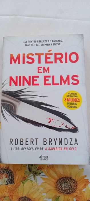 Livros usados com marcas de envelhecimento