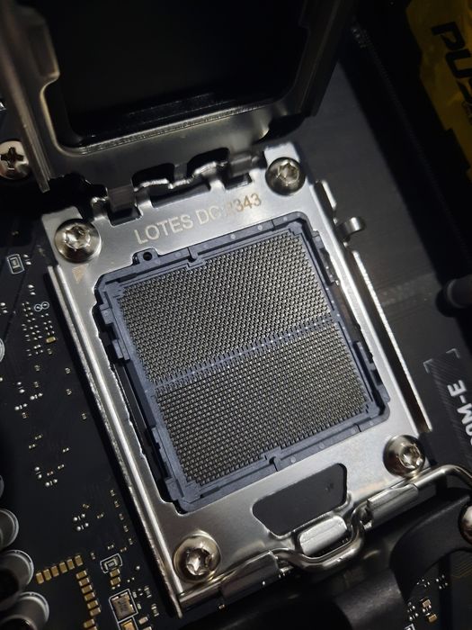 Placa mãe  A620M-E MSI com 16gb ram(2x8) ddr5 5600 mhz