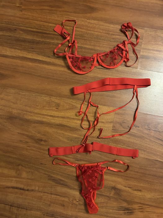 Seksowny, czerwony komplet bielizny z haftem – biustonosz, pas do pończoch i stringi