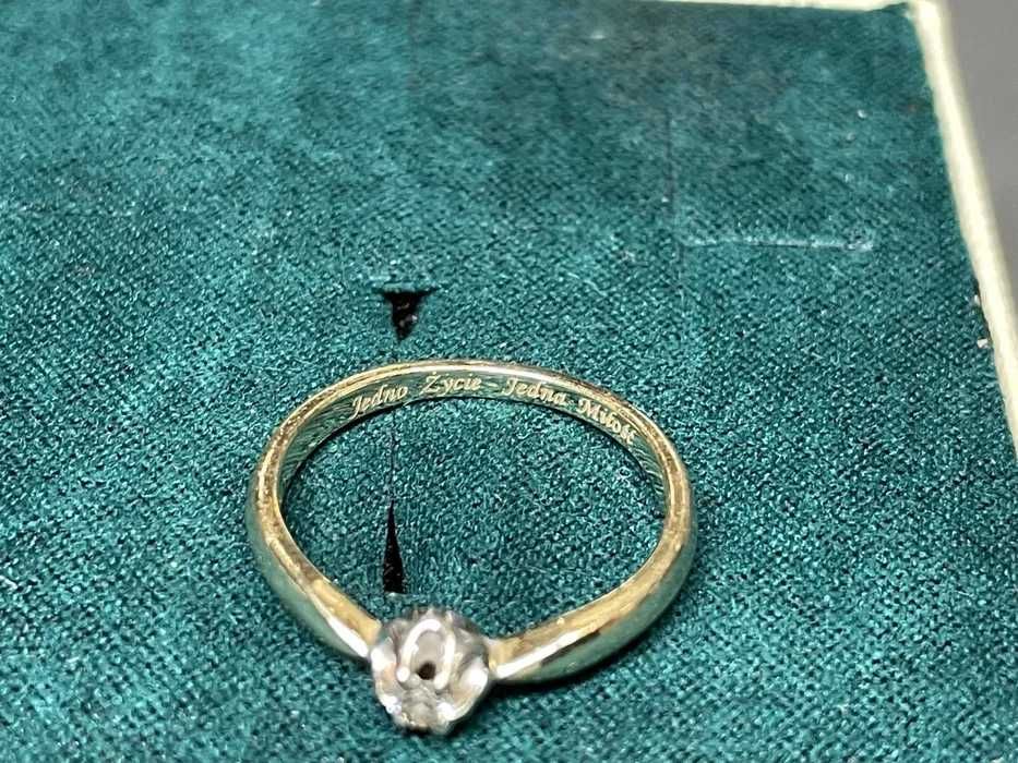 Złoty pierścionek zaręczynowy z diamentem YES 14kt 2,11g 0,06ct r.11