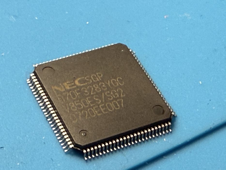 Mikrokontroler NEC D70F3283YGC V850ES/SG2 (z demontażu)