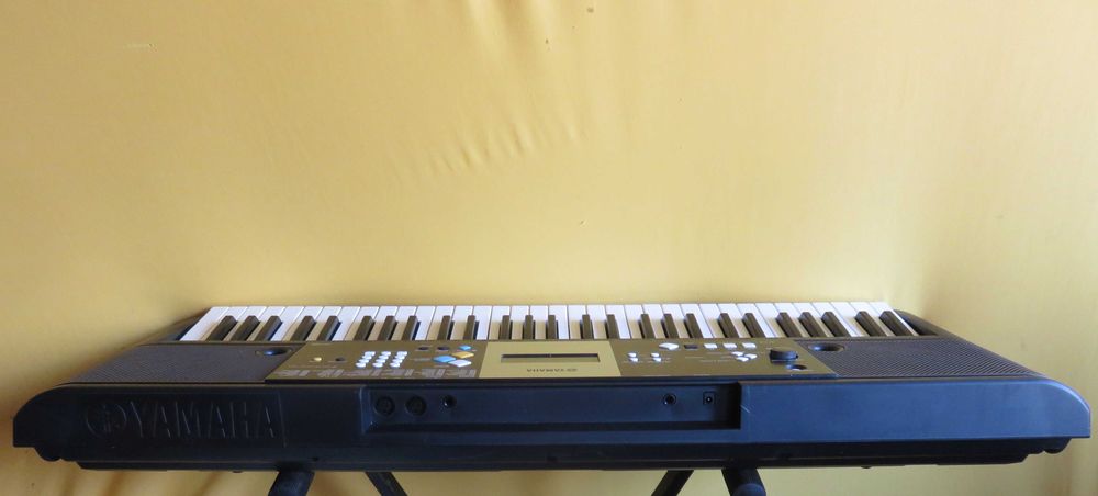 Keyboard YAMAHA YPT-220 z MIDI