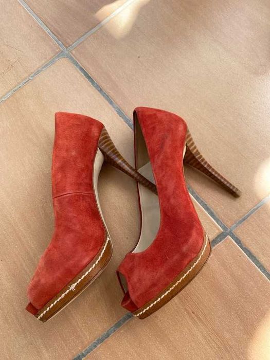 Sapato de salto alto vermelho