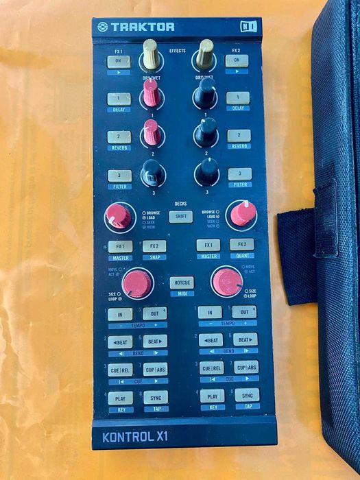 Native Instruments Traktor Kontrol X1 MK1 – Controlador DJ com Bolsa