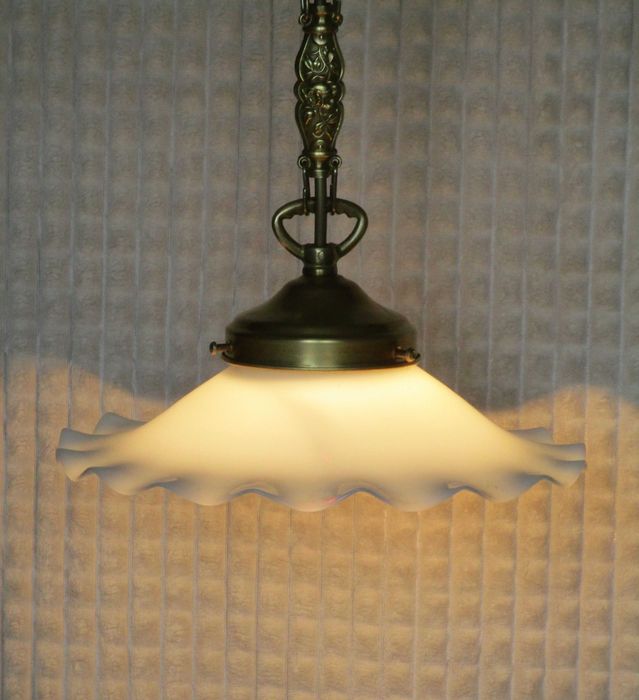 Przedwojenny lampion, zwis, mały żyrandol na tzw. łuskach.