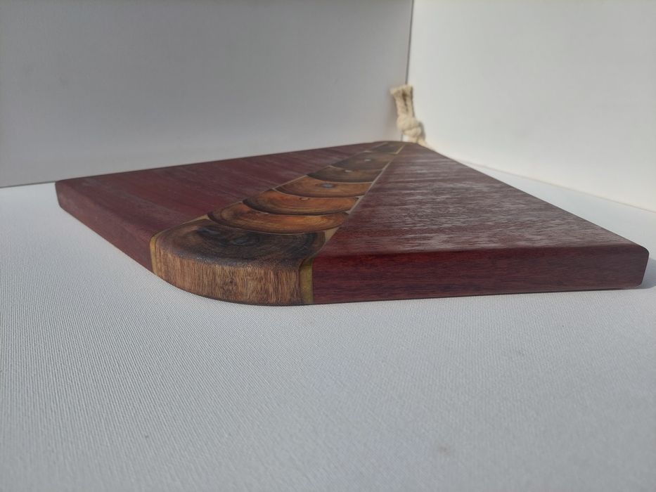 Tábua de apresentação / corte em mogno e resina epoxi