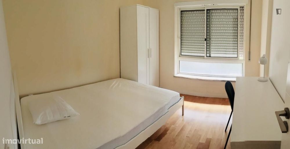 Quarto - localizado em Almada Lisbon