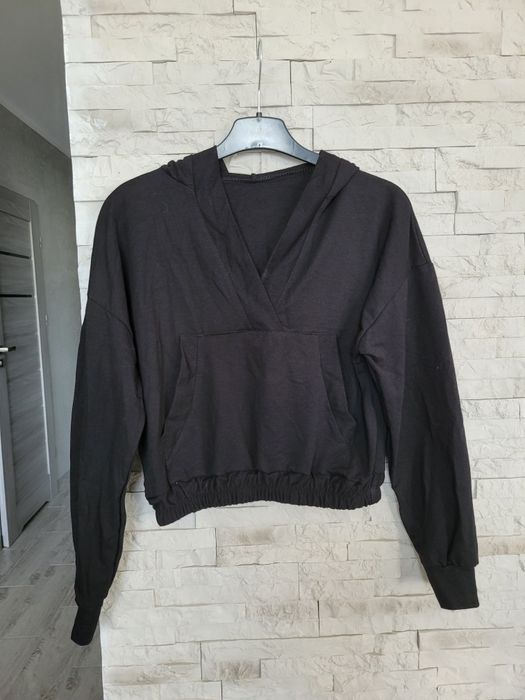Czarna bluza crop top z kapturem na długi rękaw dekolt V M