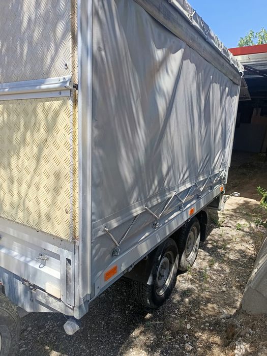 Reboque humbaur de lona com porta