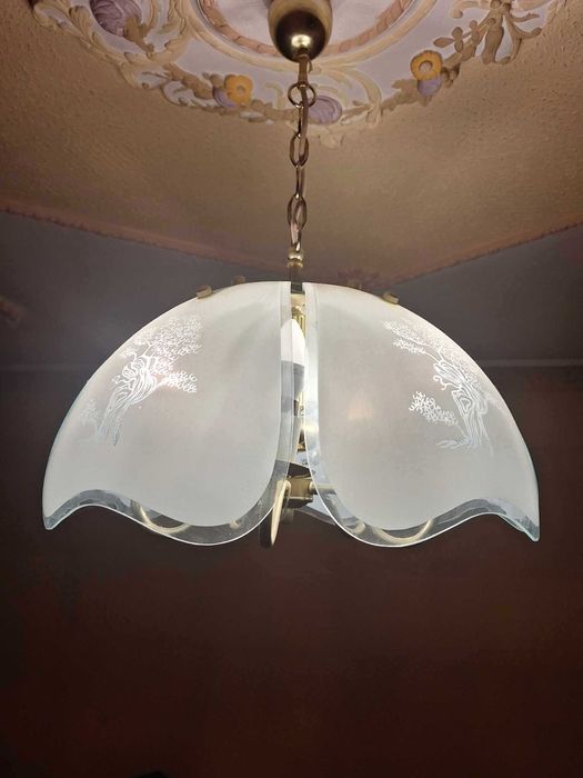 Stylowy żyrandol z ozdobnym szkłem