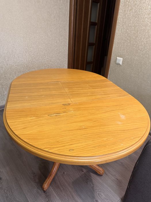 Кухонний стіл. Натуральне дерево