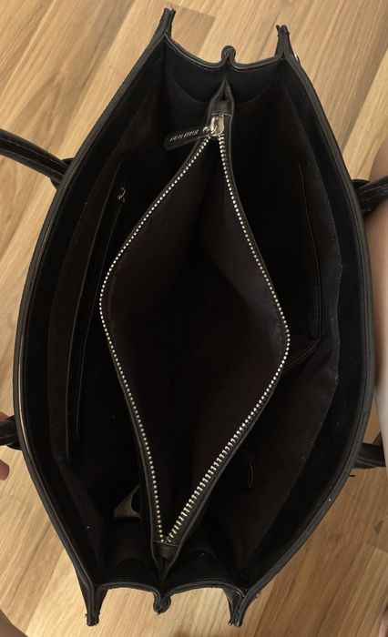 Czarna torebka z ćwiekami