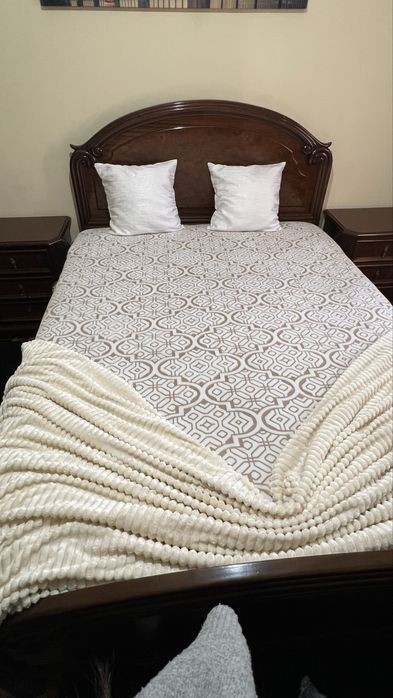 Quarto usado de madeira maciça