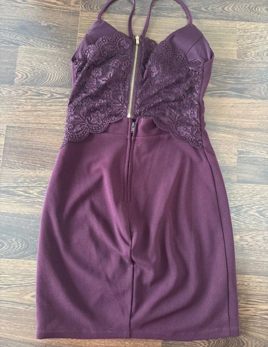 Vestido curto com costas em renda