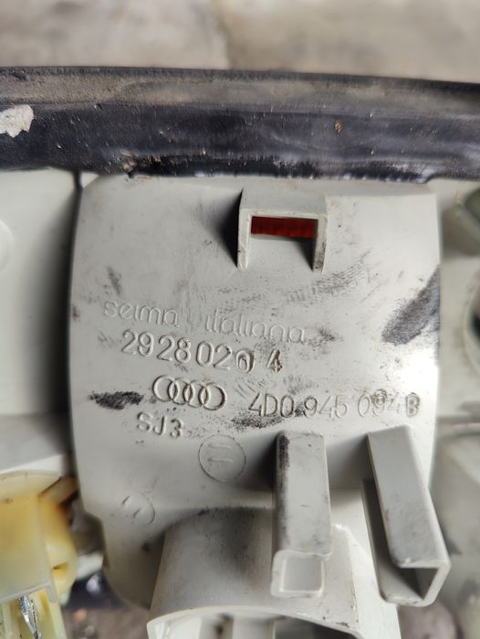 Audi A8 D2 lampa tylna w klapę prawa