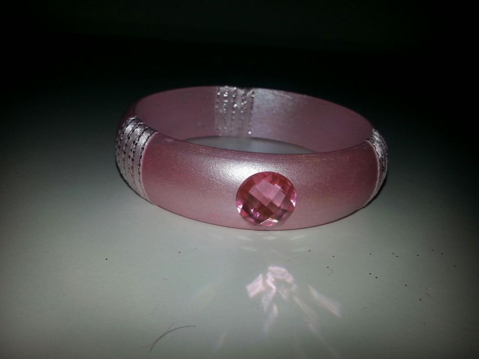 Pulseiras em madeira pintadas e decoradas