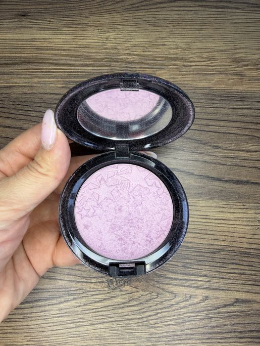 puder opalizujący MAC Opalescent Powder z kolekcji Starring You