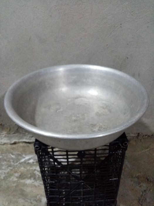 Тазы алюминиевые разных размеров.