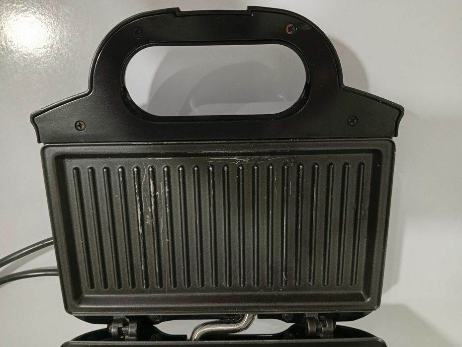 Sanduicheira usada Moulinex tipo prensa, em bom estado.