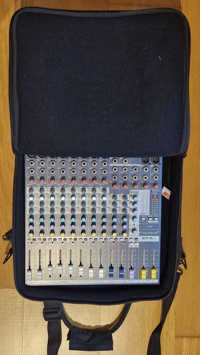 Mesa mistura Soundcraft EFX8