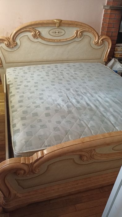 Итальянская двухспальная кровать с ортопедическим матрасом зима-лето