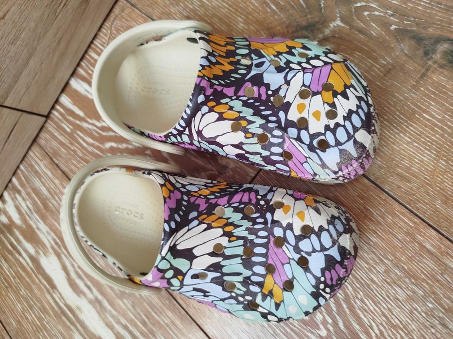 Crocs c12 beżowe motyle kwiaty