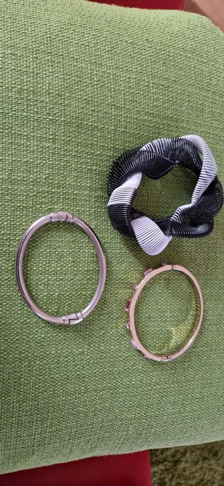 Trzy oryginalne bransolety