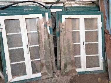 Janelas e portadas em alumínio branco e aro verde