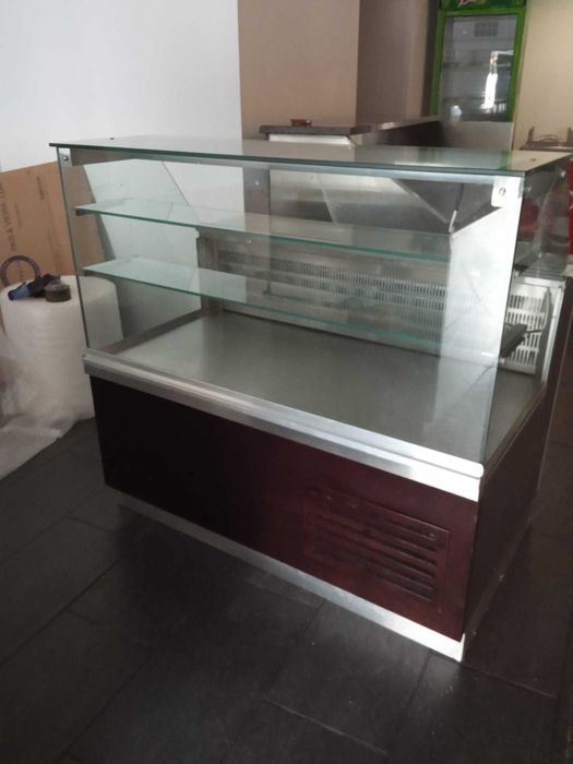 Balcão com refrigerador e vitrina