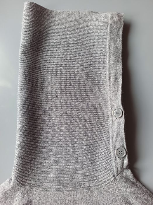 Sweter Reserved z wywijanym kołnierzem