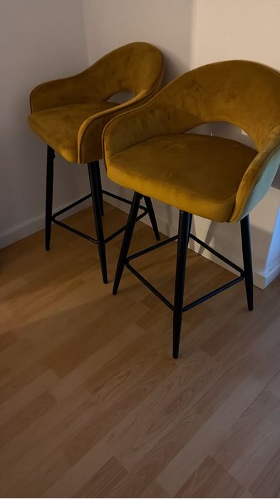 vendo 2 cadeiras altas de veludo novas