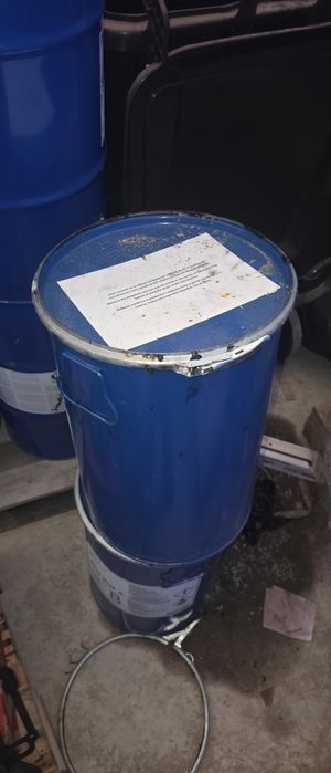 В наявності бочки з зажимом( з кришкою)200л, 30л. Є 30л, під рідину