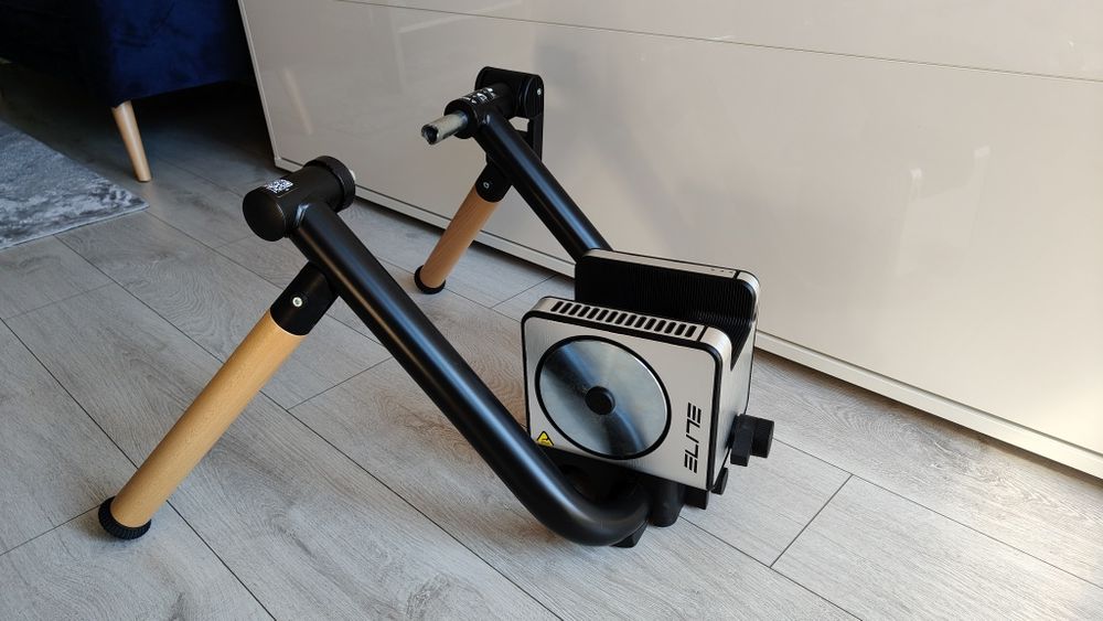 Elite Tuo trenażer smart + opona Schwalbe + podstawka Elite