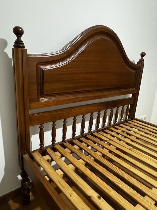 Cama de madeira maciça