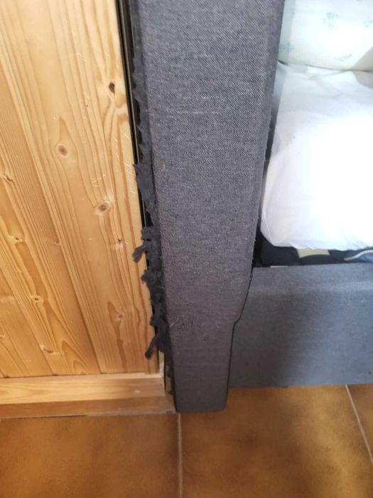 Cama de solteiro com colchão e arrumação