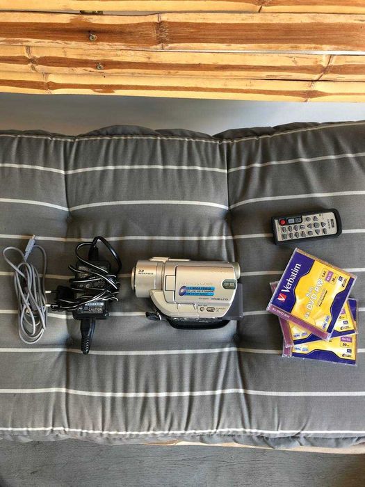 Ретро Дисковая DVD-видеокамера Sony DCR-DVD405E