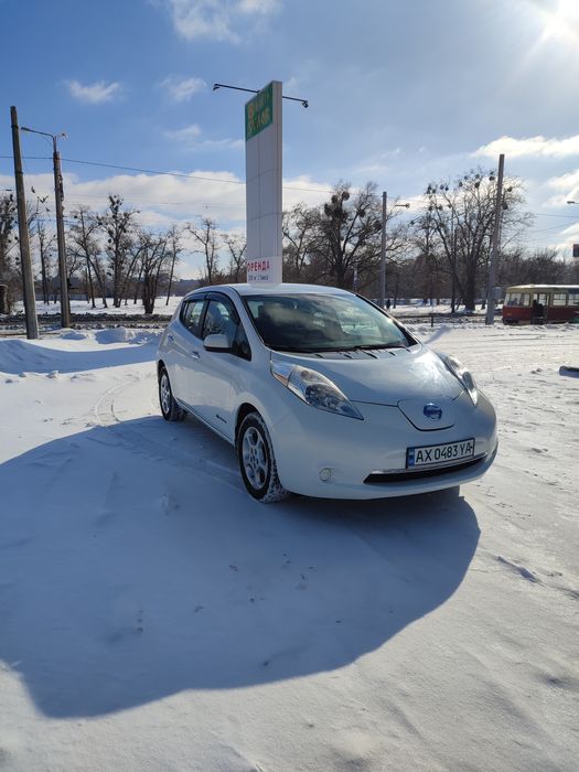 Nissan leaf электромобиль