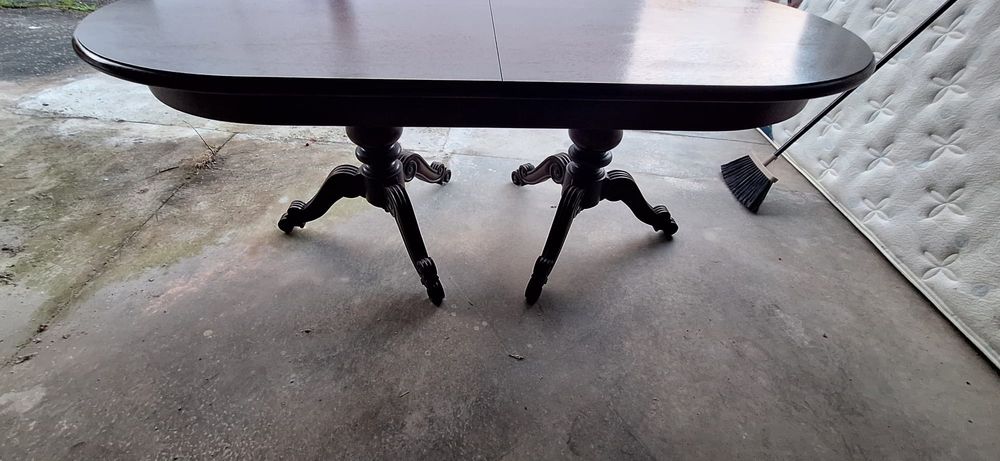 Móvel de sala com mesa extensível e 6 cadeiras de palhinha